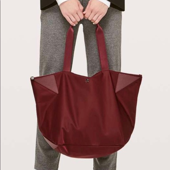 lululemon acute tote